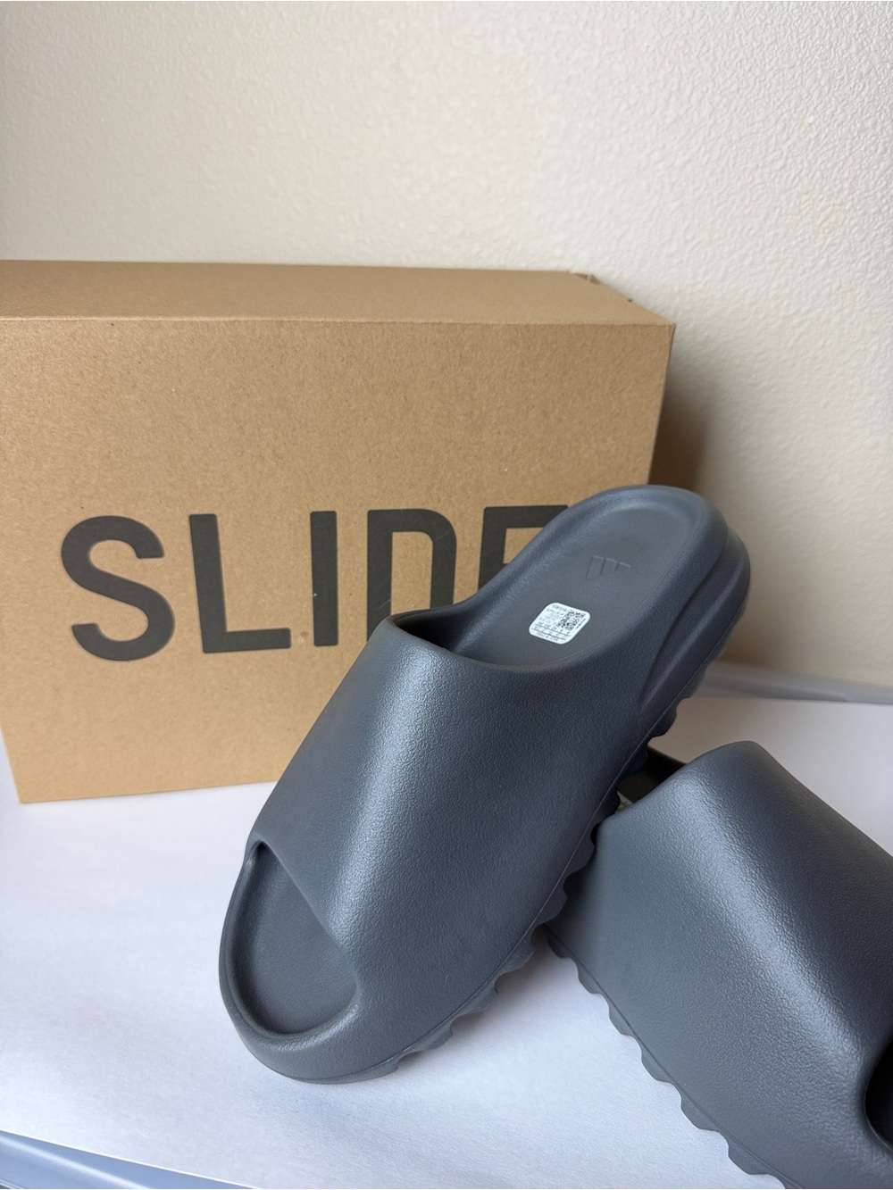 Yeezy Slide | Granite | Size 8